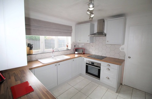 Warmsworth House | 3 Bed Detached - Quiet Cul De Sac -Private Parking