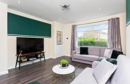 Niddrie House | 3-Bed Edinburgh Abode - Parking and Garden