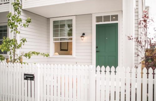 Christchurch Apartment | 3 Bed Family Retreat Classic Charm With Park Views