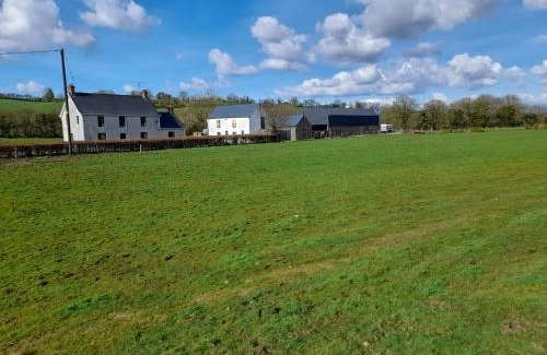 Strabane House | 3 Bed Farmhouse - Sleeps 6 - Wifi - Parking