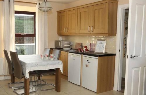 Strabane House | 3 Bed Farmhouse - Sleeps 6 - Wifi - Parking