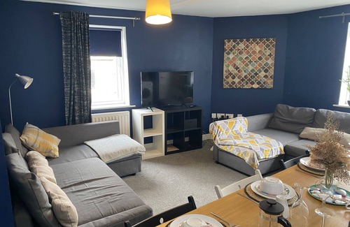 Hanham Apartment | 3 bed flat sleeps 10 free parking