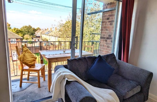 Colchester Apartment | 3 bed flat | Sleeps 5 | 1 bath | Parking | Wifi