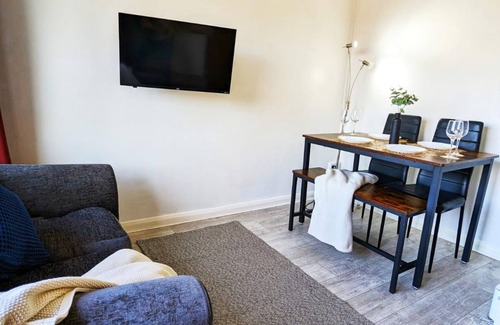 Colchester Apartment | 3 bed flat | Sleeps 5 | 1 bath | Parking | Wifi