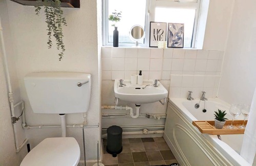 Colchester Apartment | 3 bed flat | Sleeps 5 | 1 bath | Parking | Wifi