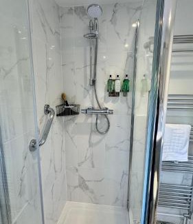 Southwater House | 3 Bed Garden Spa Cottage