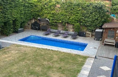 Tilehurst House | 3 Bed heated pool spacious home In Tilehurst