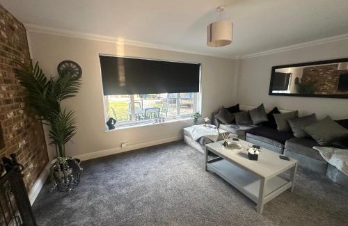 Tilehurst House | 3 Bed heated pool spacious home In Tilehurst