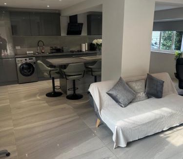Tilehurst House | 3 Bed heated pool spacious home In Tilehurst