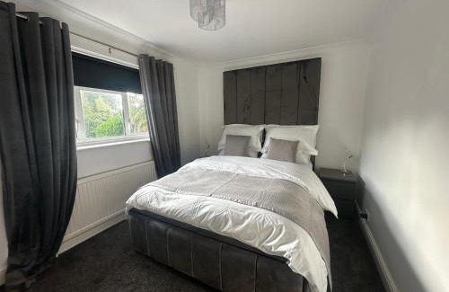 Tilehurst House | 3 Bed heated pool spacious home In Tilehurst