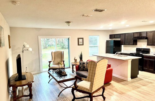 Northside Apartment | 3 Bed Home 5 Mins to JAX Airport & Zoo