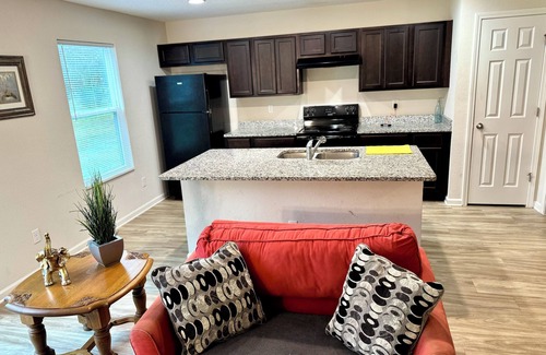Northside Apartment | 3 Bed Home 5 Mins to JAX Airport & Zoo