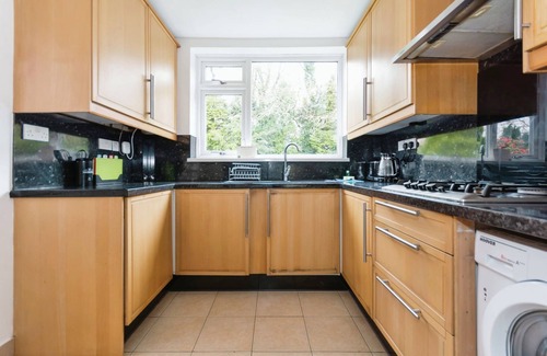 Olton House | 3 Bed Home, with parking - Solihull Centre