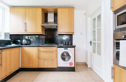 Olton House | 3 Bed Home, with parking - Solihull Centre