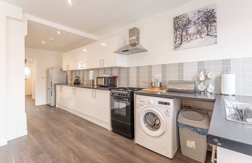 Wyken House | 3 Bed House Coventry . Serviced Accommodation available for longer bookings
