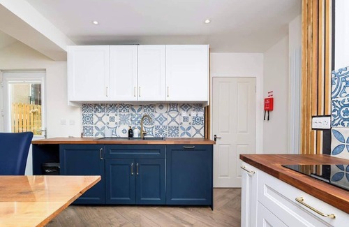 Peebles House | 3 Bed House-Free Parking