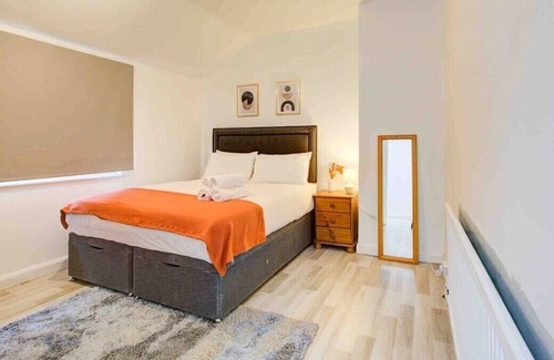 Eltham West House | 3 Bed House-Hot Tub-Free parking