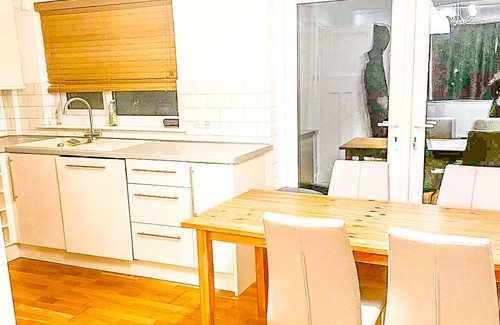 Little Holland House | 3-bed House in London Garden & Free Parking