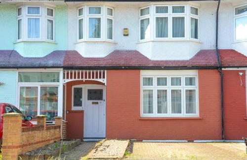 Bowes House | 3 Bed House in the heart of Palmers Green, London