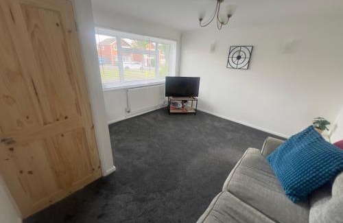 Grasby House | 3-Bed House - Sleeps 5 with free on street parking