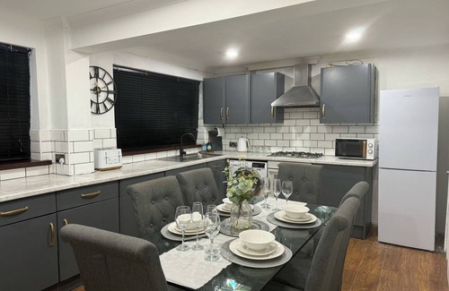 Bridgend House | 3 Bed House - Sleeps 6 - Parking - Wifi