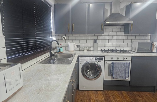 Bridgend House | 3 Bed House - Sleeps 6 - Parking - Wifi