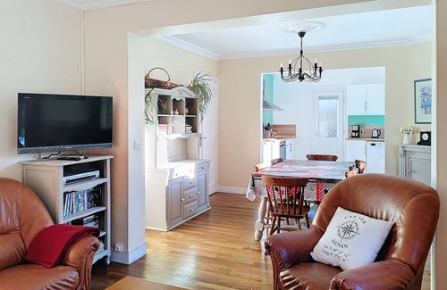 Evran House | 3 bed house with private enclosed garden and play area, 10 min from Dinan
