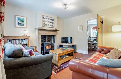 Baslow House | 3 Bed in Baslow PK908
