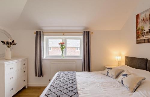 Newport House | 3 Bed in Newport 90253