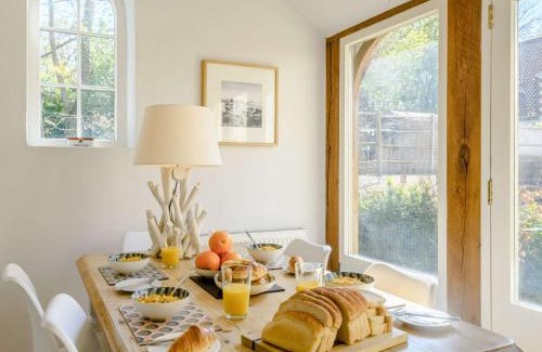 Thornham House | 3 Bed in Thornham KT104