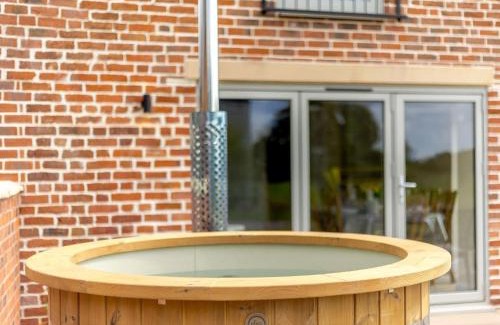 Wixhall House | 3 Bed in Whitchurch 88915