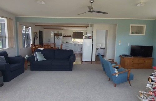 Waihi Beach House | 3 bed Kiwi Bach by the Beach