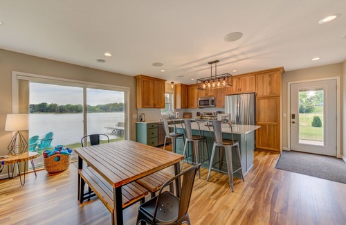 Lindstrom Cottage | 3 Bed Lake House with Balconies and HOT TUB
