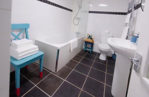 Tonypandy Apartment | 3 Bed Modern Cottage near Hiking Trails & Parks