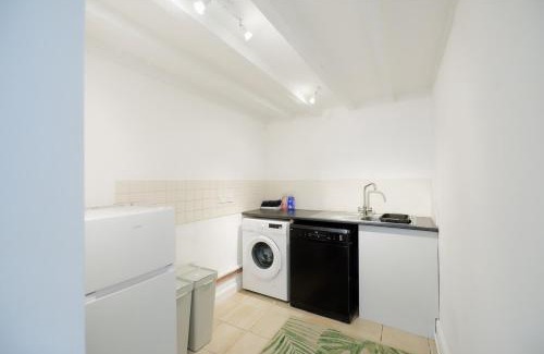Tonypandy Apartment | 3 Bed Modern Cottage near Hiking Trails & Parks