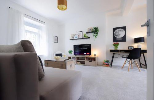Tonypandy Apartment | 3 Bed Modern Cottage near Hiking Trails & Parks