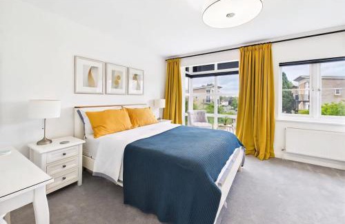 Epsom House | 3 bed modern townhouse with self check in, sleeps 6, 35mins direct train to London Waterloo, zone 6