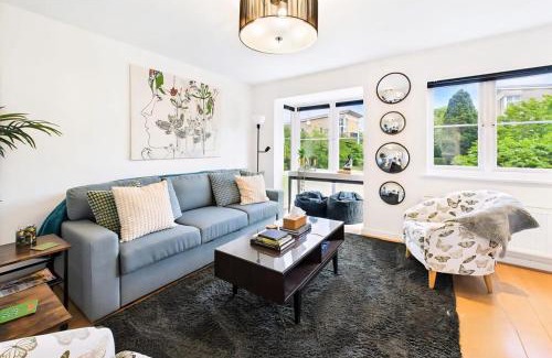 Epsom House | 3 bed modern townhouse with self check in, sleeps 6, 35mins direct train to London Waterloo, zone 6