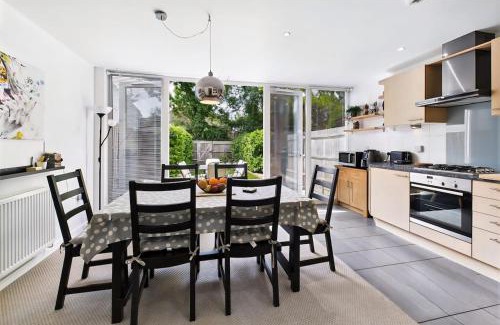 Epsom House | 3 bed modern townhouse with self check in, sleeps 6, 35mins direct train to London Waterloo, zone 6