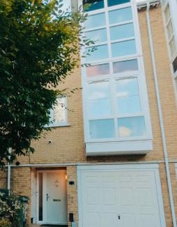 Epsom House | 3 bed modern townhouse with self check in, sleeps 6, 35mins direct train to London Waterloo, zone 6