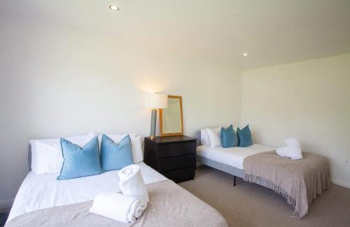 Houston House | 3 Bed - Parking with Garden 10mins to Airport
