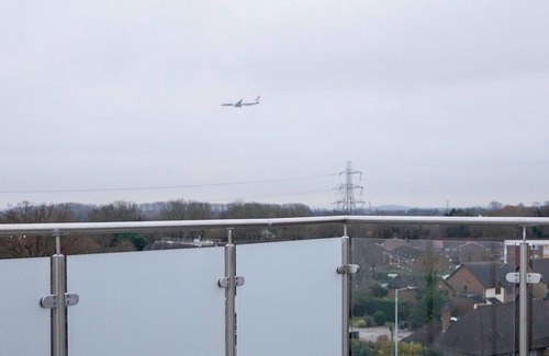 George Green Apartment | 3 bed Penthouse Apt with Balcony near Heathrow