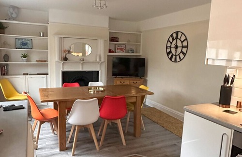 Chelmsford House | 3 bed Private Drive Fast Wifi close to town centre