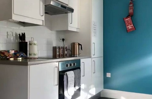 Chelmsford House | 3 bed Private Drive Fast Wifi close to town centre