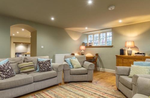 Axminster House | 3 bed property in Axminster BLOCO