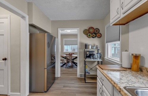 South Euclid House | 3 bed S EuclidnNEW ON VRBO DISCOUNTED PRICE, EXCELLENT REVIEWS OTHER PLATFORMS