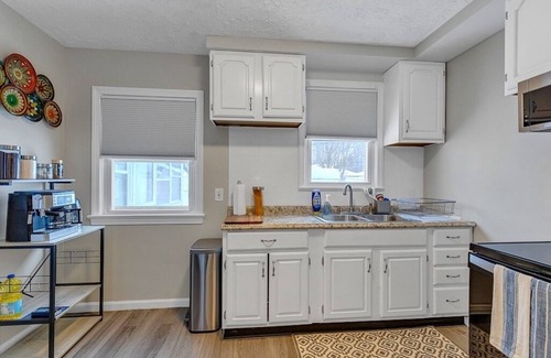 South Euclid House | 3 bed S EuclidnNEW ON VRBO DISCOUNTED PRICE, EXCELLENT REVIEWS OTHER PLATFORMS