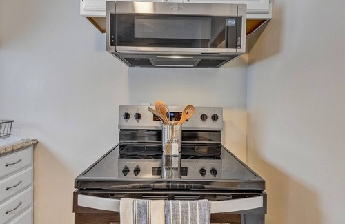 South Euclid House | 3 bed S EuclidnNEW ON VRBO DISCOUNTED PRICE, EXCELLENT REVIEWS OTHER PLATFORMS