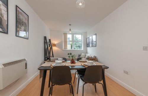 Morley Apartment | 3-Bed Serviced Apt near M62, Leeds - Ideal for Up to 6 Guests - Long Stay Options - Free Parking and Wifi