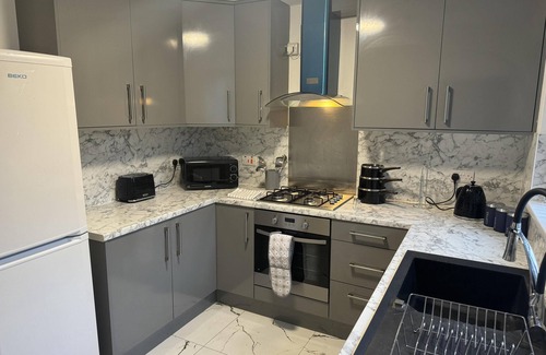 Wolverhampton House | 3 Bed-Sleeps 5- Garden-Pets-Parking